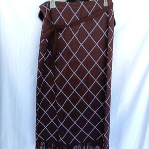 Nina Leonard Plaid sweater skirt with fringed hem, belt, brown and white